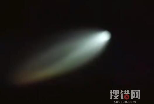 新疆多地拍到巨大發(fā)光不明飛行物 該不明飛行物發(fā)出巨大的白光