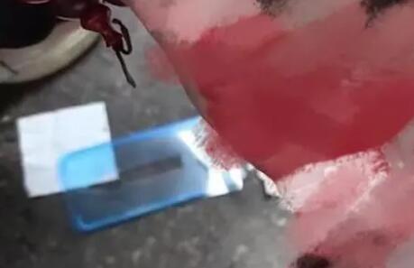 男子被高拋手機盒砸中滿頭血 為什么被砸什么情況？