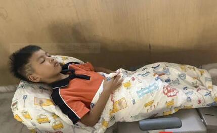 南京一小學讓孩子躺著午睡 網友:別人家的學校