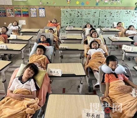 南京一小學讓孩子躺著午睡 網友:別人家的學校