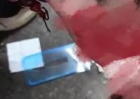 男子被高拋手機(jī)盒砸中滿頭血 始料未及真相簡(jiǎn)直令人震驚