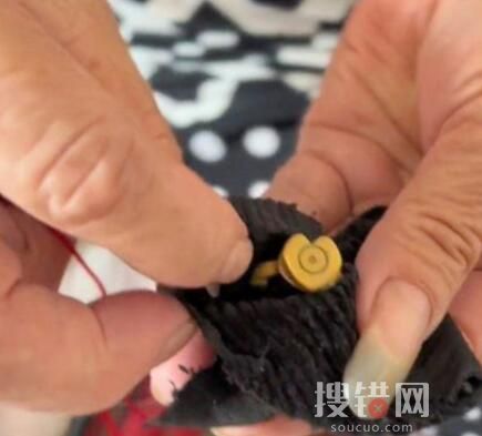 孫子把彈殼磨制的戒指送奶奶 始料未及真相簡直令人震驚
