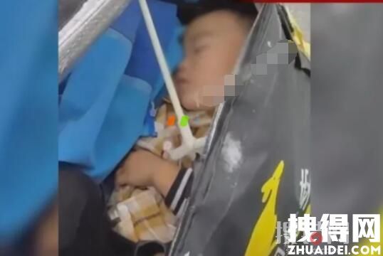 孩子赤腳在爸爸外賣箱里熟睡 原因竟是這樣實在太心酸了
