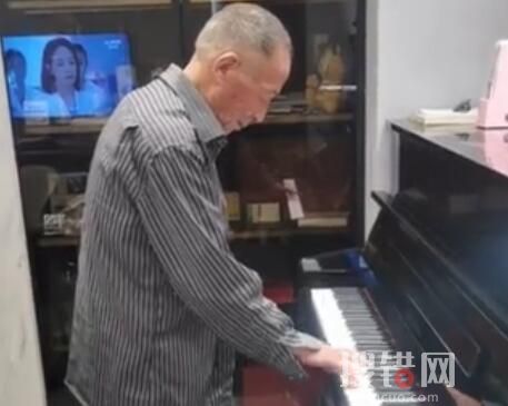 老人酒后彈鋼琴 兒子:他種一輩子地 到底是什么情況？