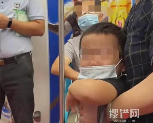男童地鐵搶座 坐女乘客大腿上撒潑 原因竟是這樣簡(jiǎn)直太無語了