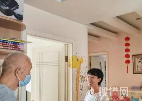 男童18樓墜下 鄰居一把拽回 原因竟是這樣簡直太驚險了