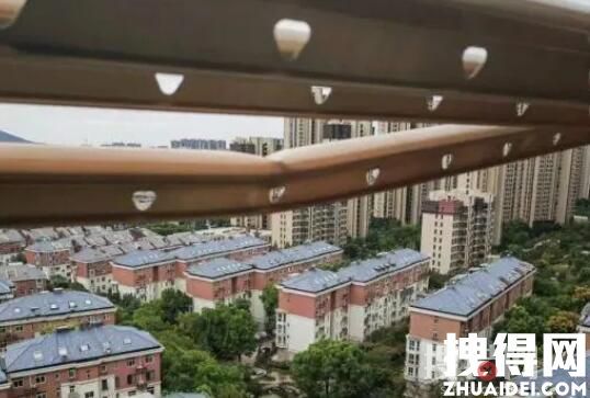 男童18樓墜下 鄰居一把拽回 為什么墜樓？
