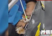 孩子赤腳在爸爸外賣箱里熟睡 到底是什么情況？