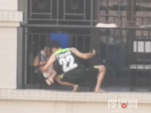 鄰居徒手爬8樓護欄救被卡小寶寶 原因竟是這樣實在令人后怕