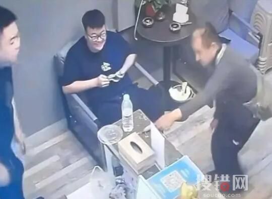 開店遇磕頭乞討 老板用魔法打敗魔法 原因竟是這樣簡直太無語了