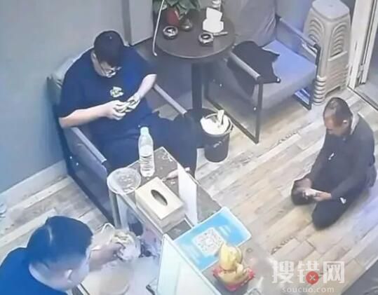 開店遇磕頭乞討 老板用魔法打敗魔法 原因竟是這樣簡直太無語了