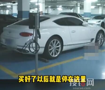 男子地下車庫練摩托車撞400萬賓利 為什么撞車？