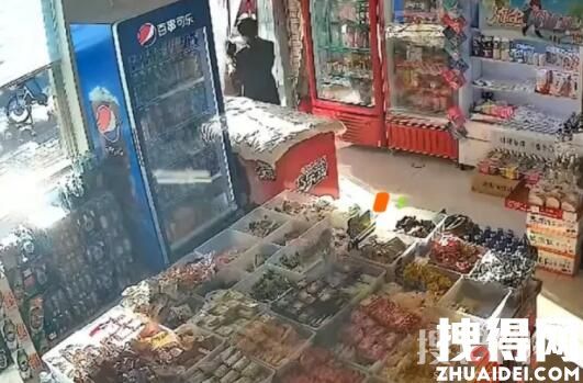 店主著急送孩子誤把顧客鎖店里 原因竟是這樣簡(jiǎn)直太嚇人了