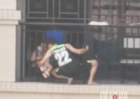 鄰居徒手爬8樓護欄救被卡小寶寶 始料未及真相簡直令人震驚