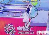 女童手扒扶梯雙腳懸空被男子救起 始料未及真相簡直令人震驚