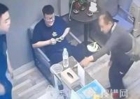 開店遇磕頭乞討 老板用魔法打敗魔法 始料未及真相簡直令人震驚
