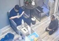 開店遇磕頭乞討 老板用魔法打敗魔法 原因竟是這樣簡直太無語了