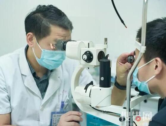 男子連續熬夜加班后眼皮無法抬起 為什么這么嚴重？