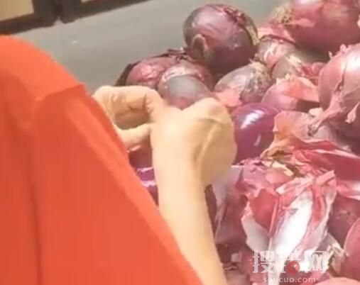 大媽超市買洋蔥挨個剝皮減重 原因竟是這樣讓人驚個呆