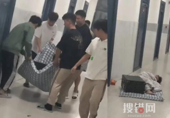 男生打呼嚕太吵被室友抬至樓道 為什么被抬走？