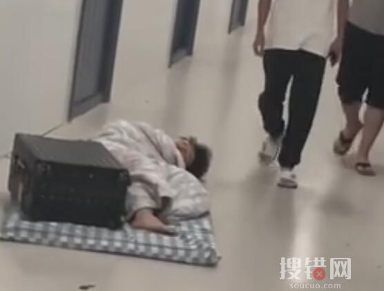 男生打呼嚕太吵被室友抬至樓 原因竟是這樣簡直太無語了
