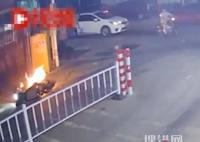16歲女生54秒撲滅起火摩托車 向附近店鋪借來滅火器上前滅火