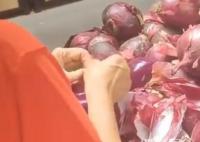 大媽超市買洋蔥挨個剝皮減重 原因竟是這樣讓人驚個呆