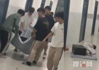 男生打呼嚕太吵被室友抬至樓 原因竟是這樣簡直太無語了
