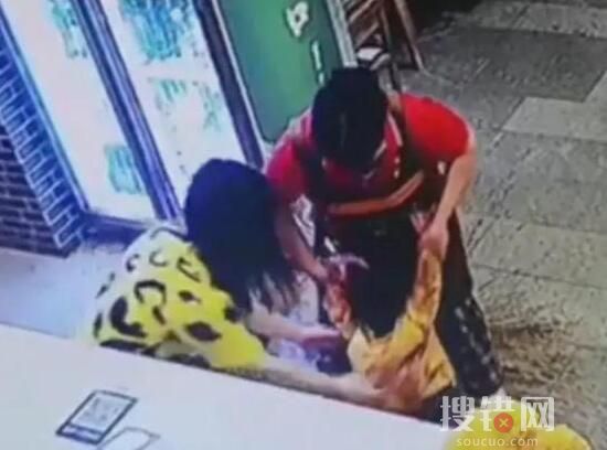 男孩火鍋店狂奔被湯淋一身 原因實在令人后怕