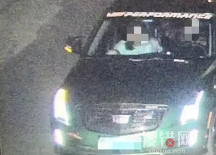 5歲孩子開車上路媽媽還說開得好 后果不堪設想