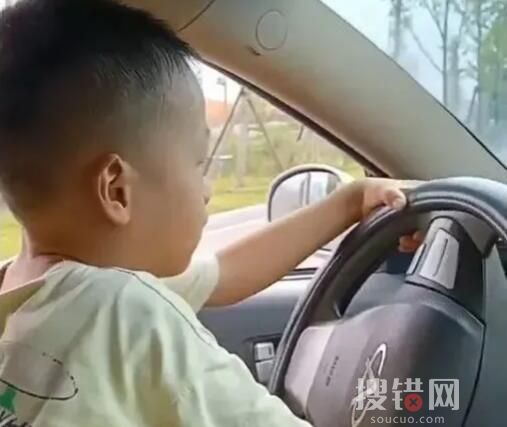 5歲孩子開車上路媽媽還說開得好 始料未及真相簡直令人震驚
