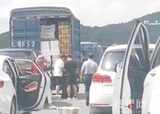 貨車主人遇堵車原地開箱賣水果 網(wǎng)友:生意人頭腦就是好使