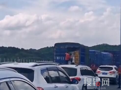貨車主人遇堵車原地開箱賣水果 網友:生意人頭腦就是好使