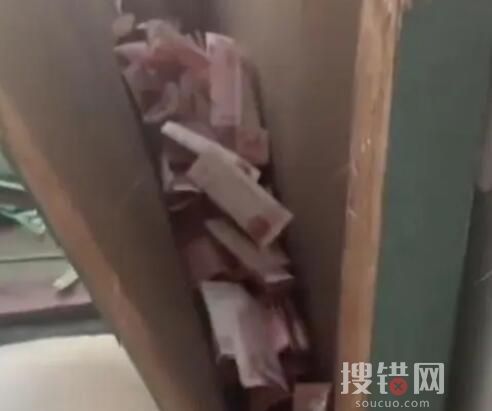 外公床頭摳洞塞錢2年存3萬多 鍵時刻派上了大用場