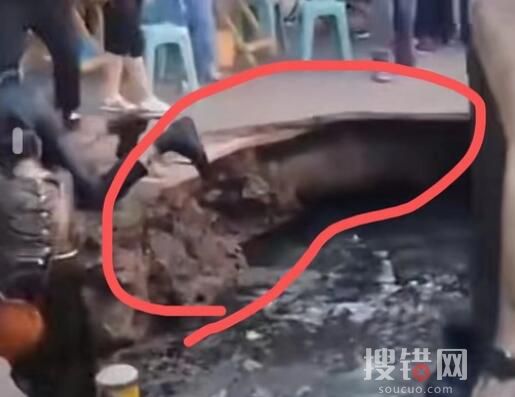 重慶一路面坍塌 多人掉進化糞池 為什么坍塌什么原因？