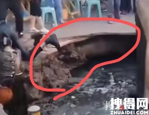 重慶一路面坍塌 多人掉進化糞池 為什么坍塌什么原因？