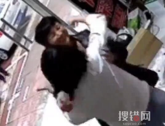 女兒看到2年未見的母親擁抱大哭 始料未及真相簡直令人震驚