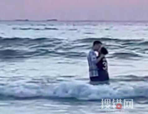 情侶看日出站海浪里擁吻險(xiǎn)被沖倒 到底是什么情況？