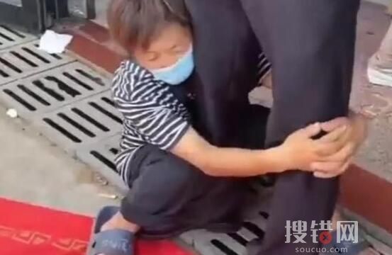 新郎遭陌生大媽抱大腿要紅包 原因竟是這樣簡直讓人氣憤