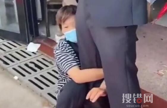 新郎遭陌生大媽抱大腿要紅包 原因竟是這樣簡直讓人氣憤