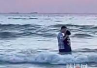 情侶看日出站海浪里擁吻險(xiǎn)被沖倒 原因竟是這樣簡(jiǎn)直太嚇人了