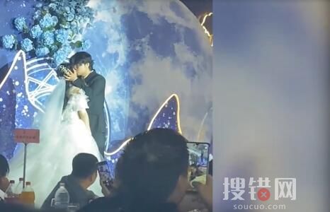 婚禮上新郎啄木鳥式親新娘 內(nèi)幕曝光簡直太意外了