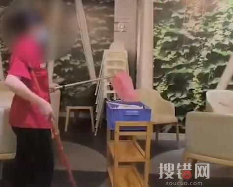 員工當顧客面把掃地垃圾倒進餐盤 究竟是怎么回事？