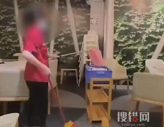 員工當顧客面把掃地垃圾倒進餐盤 背后真相實在讓人驚愕