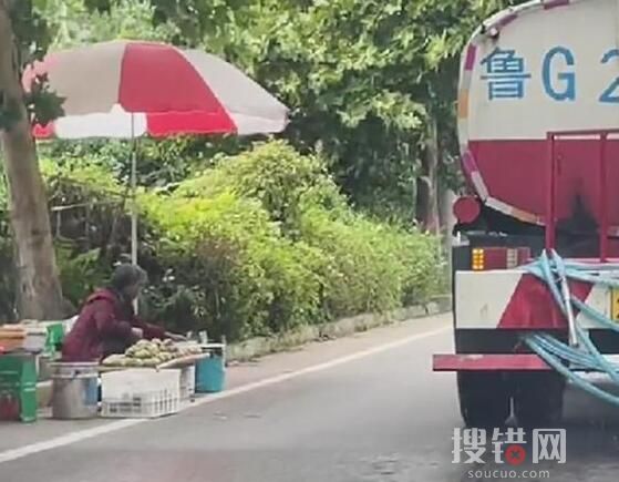 灑水車精準避開擺攤老人 內幕曝光簡直太暖心了