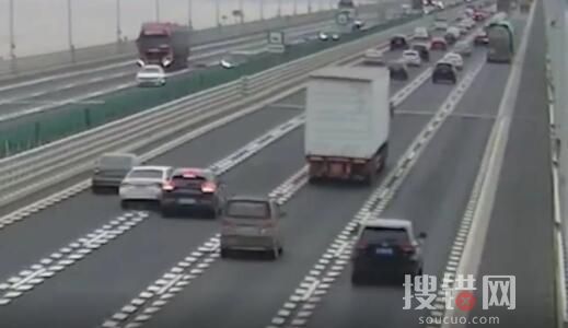 司機欲從兩車中間超車致多車事故 內幕曝光簡直太意外了