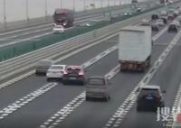 司機欲從兩車中間超車致多車事故 內幕曝光簡直太意外了