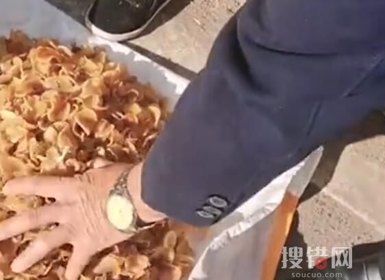 單親媽媽冷風(fēng)中帶女兒路邊賣干菜 內(nèi)幕曝光簡(jiǎn)直太暖心了