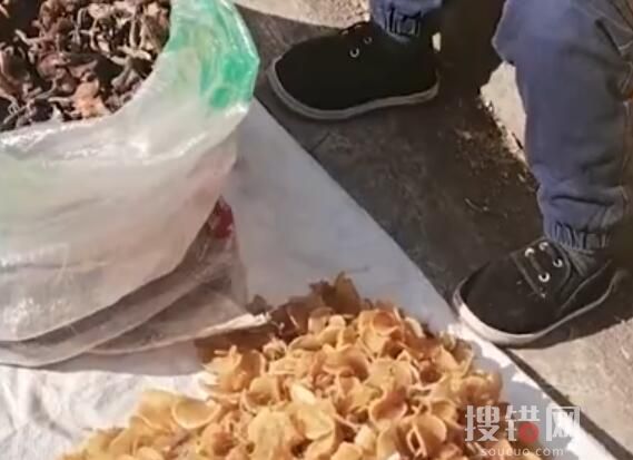 單親媽媽冷風中帶女兒路邊賣干菜 內幕曝光簡直太暖心了
