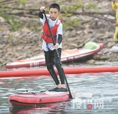 12歲男孩劃槳板救回2名落水者 內幕曝光簡直太意外了
